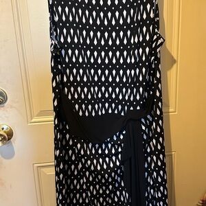 Sleeveless black and white geometric dress!